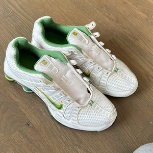 Preowned like new Nike shox - size 6y